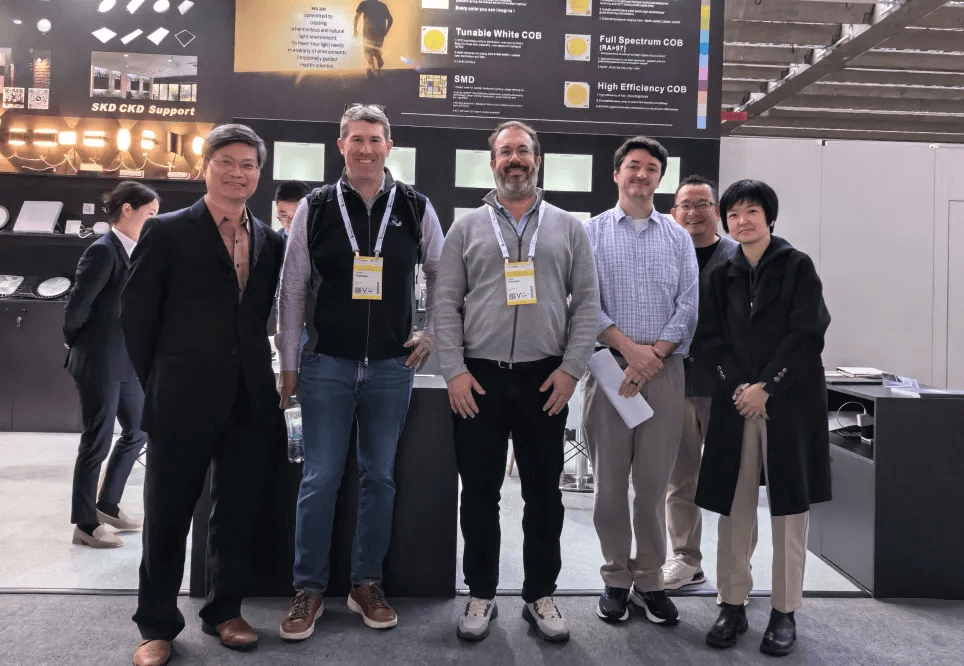 See how the domestic light illuminates the Frankfurt International Pavilion 看看国内的灯光如何照亮法兰克福国际馆