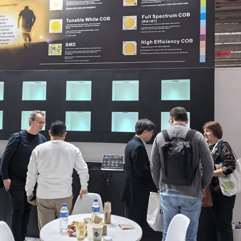 See how the domestic light illuminates the Frankfurt International Pavilion 看看国内的灯光如何照亮法兰克福国际馆