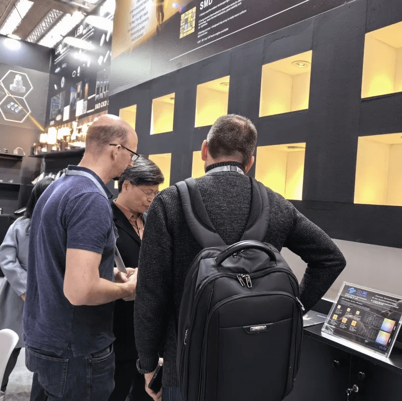 See how the domestic light illuminates the Frankfurt International Pavilion 看看国内的灯光如何照亮法兰克福国际馆