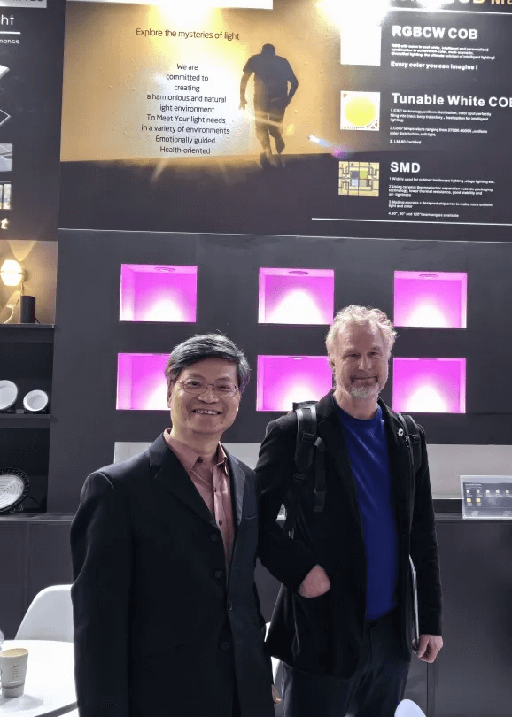 See how the domestic light illuminates the Frankfurt International Pavilion 看看国内的灯光如何照亮法兰克福国际馆