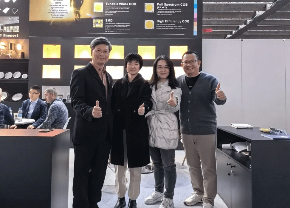 See how the domestic light illuminates the Frankfurt International Pavilion 看看国内的灯光如何照亮法兰克福国际馆